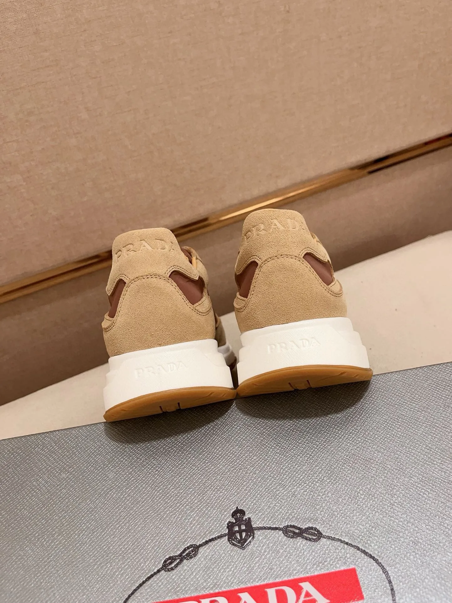 Men's Men's Shoes 💰 580💰 ✔️✔️✔️High-quality new PRADA (Prada) counters are launched simultaneously. The new men's shoes and 😘fabric are made of selected first-layer cowhide and technological glue-spraying technology. Lining: Full cowhide lining. 👍🏿High-end☄️Open-molded non-slip rubber outsole, exquisite lines, simple and elegant, comfortable and high-end for leisure travel. Code number: 38 to 44 (can be customized to 45, non-refundable!